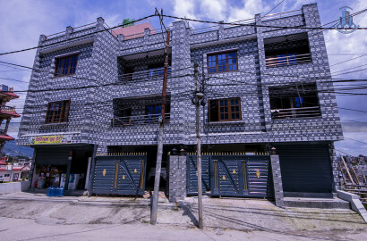 बालाजु नयाँबसपार्कबाट १ .५ किलोमिटरको दुरिमा ,तार्केश्वोर जयनेपाल चोक नजिकै  नयाँ आकर्षक घर तुरुन्तै बिक्रीमा